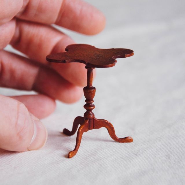 I’ve finished the prototype for my miniature 1:12 scale cherry Connecticut Candle Stand. The finish got a little darker than I’d intended, but let’s just call that extra “patina”. I’m working on a few more of these sweet little candle 🕯 stands to sell at the Tom Bishop Show in Chicago next month. Who’s  going to be at the show?

#craiglabenzminiatures