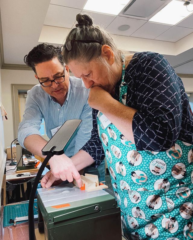Explaining how to use one of my table saw jigs during my class in Williamsburg, VA in late January as part of the IGMA Williamsburg study program. And no, the saw wasn’t turned on (!) because OF COURSE your hand should never be over a blade with a saw turned on.

#craiglabenzminiatures

📷 by Gwen Griffith