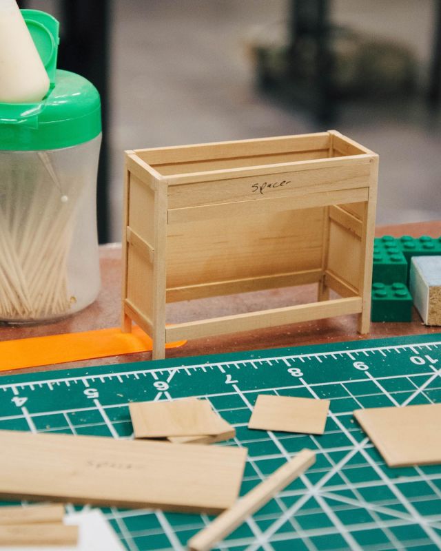 An after-hours peek at some of my students’ in-progress cupboard projects during the last weekend in January in Williamsburg, Virginia. Amazing!

This class was part of the annual IGMA Williamsburg Study Program. @igmaguildschool  @guild_of_miniature_artisans

#craiglabenzminiatures