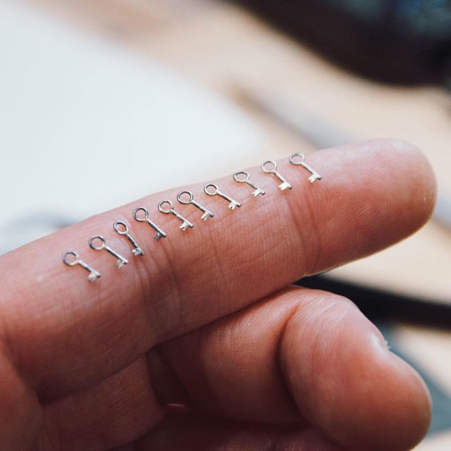 Handmade 1/12th scale keys for the students in my IGMA class in Williamsburg, VA last month. See my previous post for a tutorial.

#craiglabenzminiatures