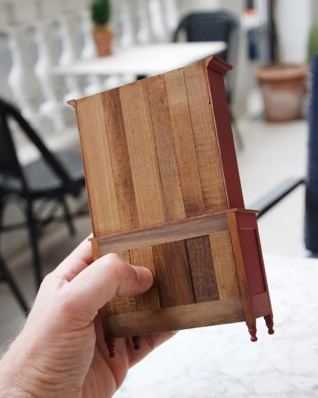 The secondary wood in the backboards of my 1/12th scale Warren County, Pennsylvania cupboard is gorgeous reclaimed poplar that I salvaged from a 150 year-old dresser.

I love it when I’m able to use lumber with natural age and patina.

I’m exhibiting this piece today at the wonderful Kensington Dollshouse Festival in London if you’d like to see it in person.

#craiglabenzminiatures